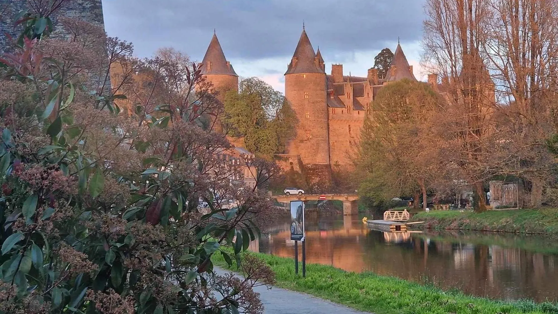Gite Maisonnette- Et A Cote Coule Une Riviere Villa Josselin